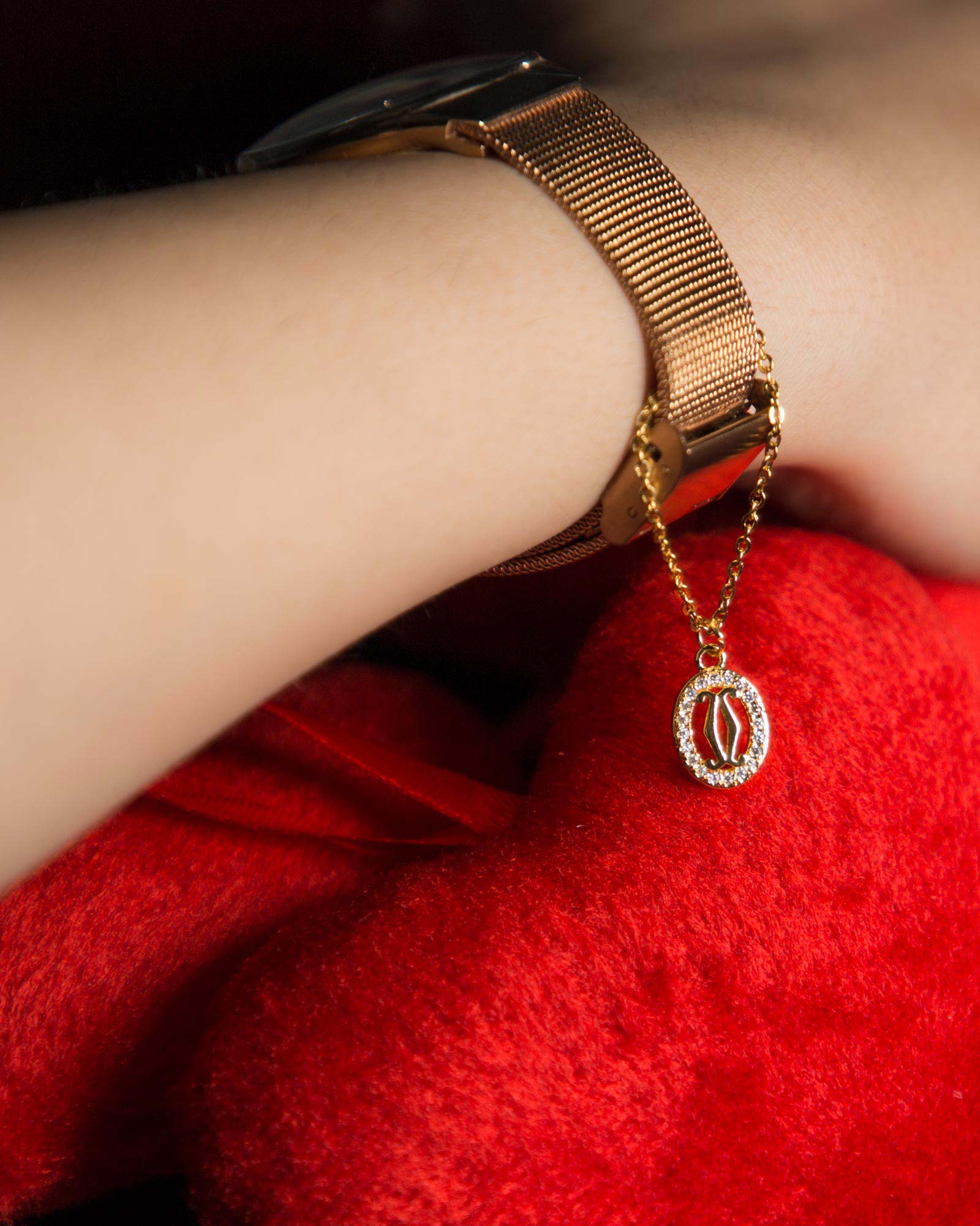 آویز ساعت طلایی نگین دار - طلایی - محیطی