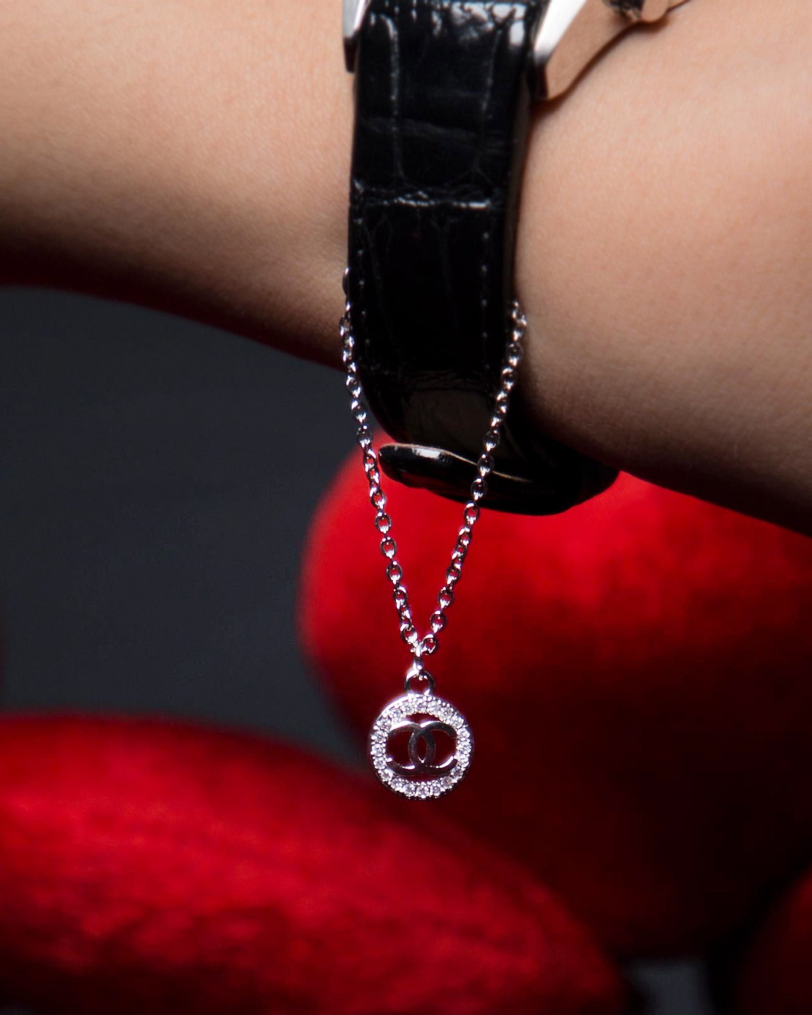 آویز ساعت نگین دار طرح شنل - نقره ای - محیطی