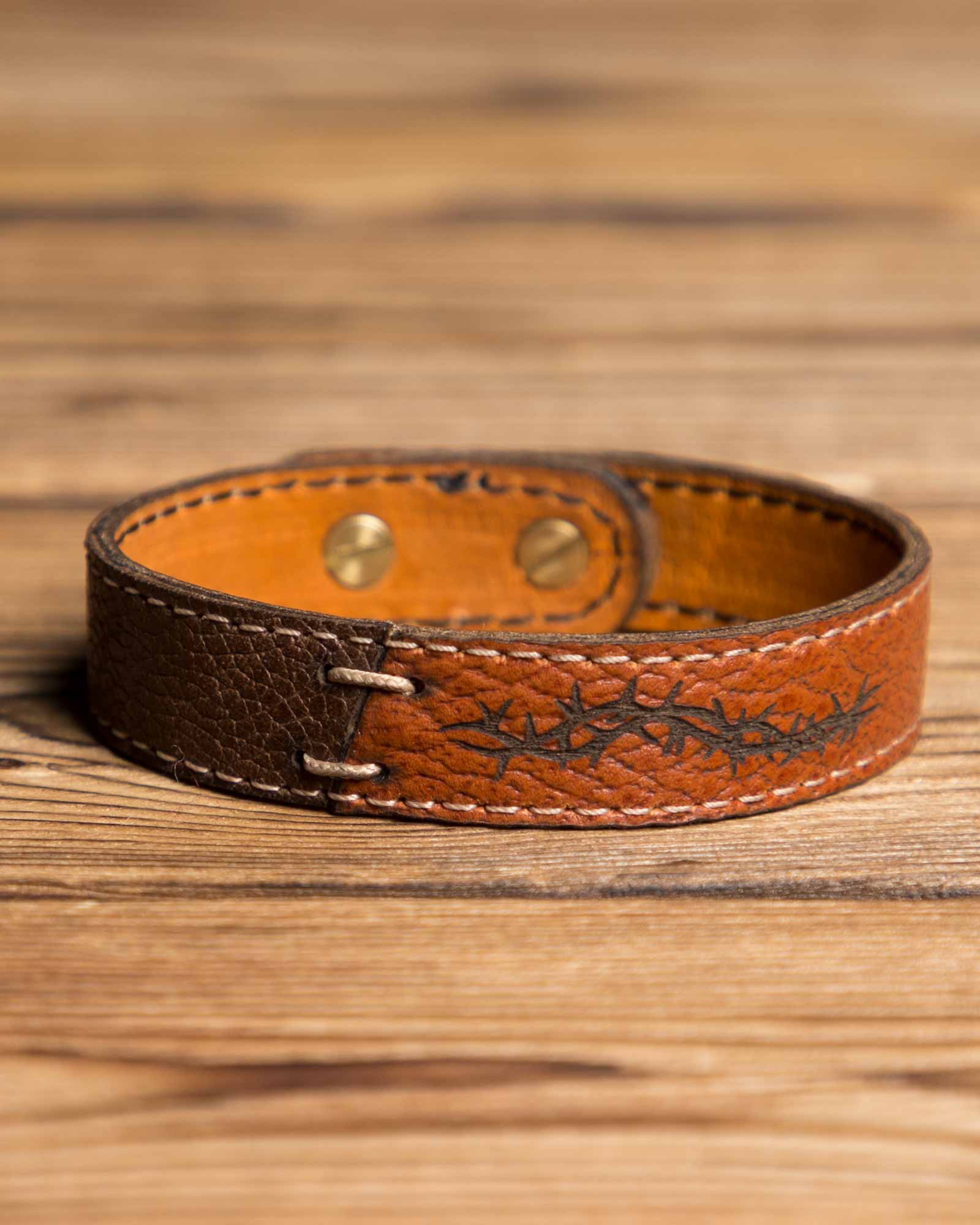 دستبند مردانه چرم - قهوه ای - رو به رو