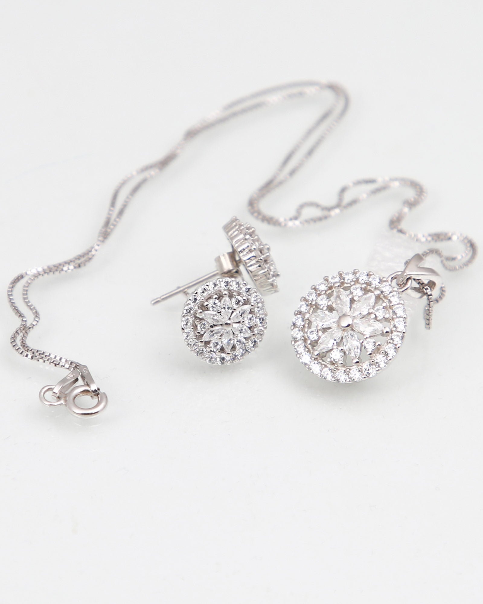 نیم ست طرح خورشید نگین دار - نقره ای - گردنبند و گوشواره نقره