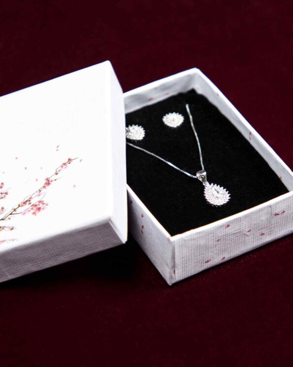 نیم ست مدل اشکی نقره نگین دار - نقره ای - کادو باز