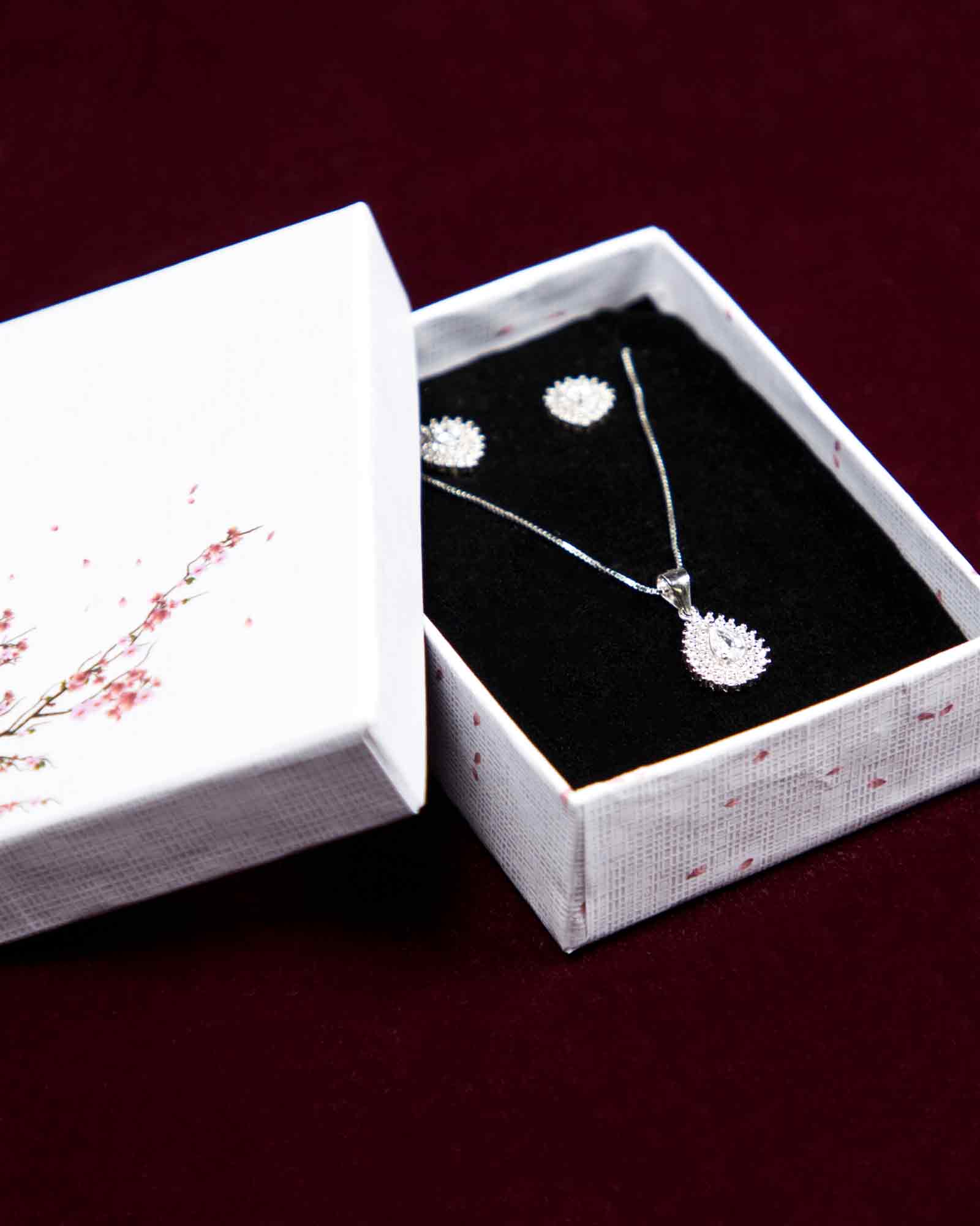 نیم ست مدل اشکی نقره نگین دار - نقره ای - کادو باز