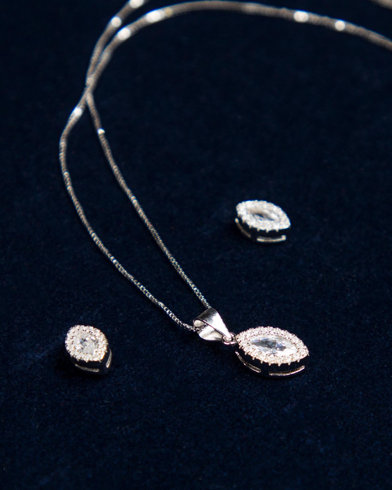 نیم ست نقره ظریف دخترانه - نقره ای - گردنبند و گوشواره نگین دار