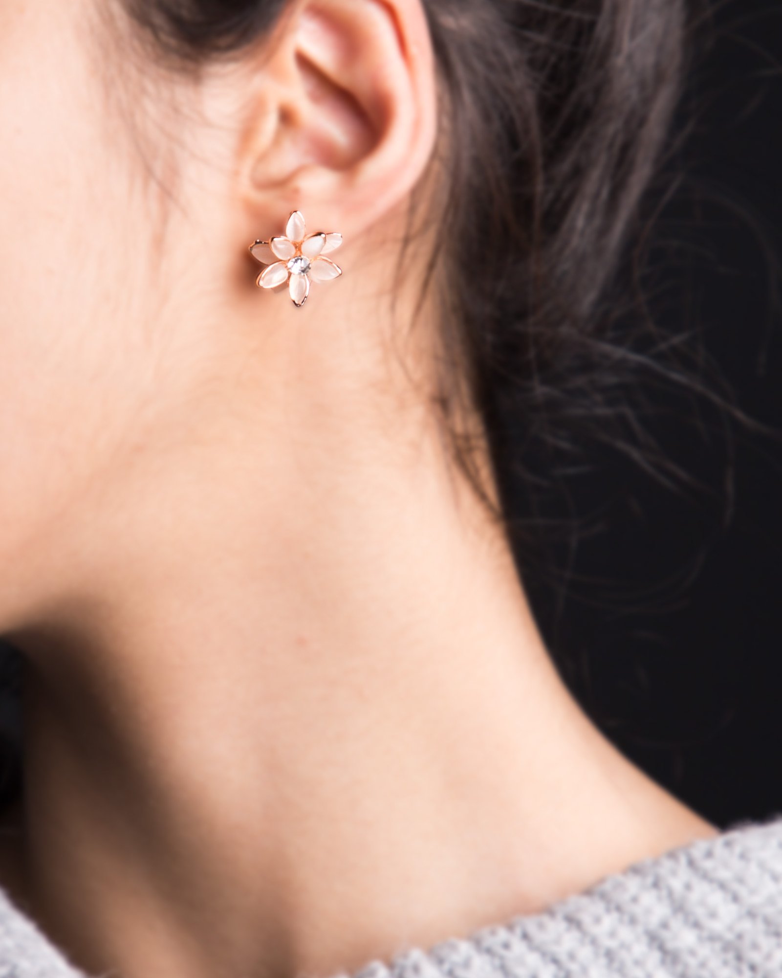 گوشواره میخی طرح گل - هلویی سیر - زنانه