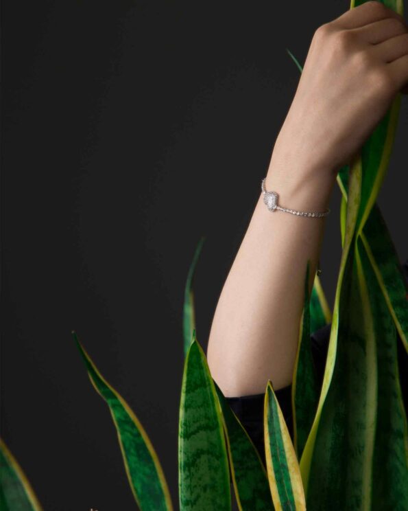 دستبند قلب نگین دار دخترانه - نقره ای - محیطی زنانه