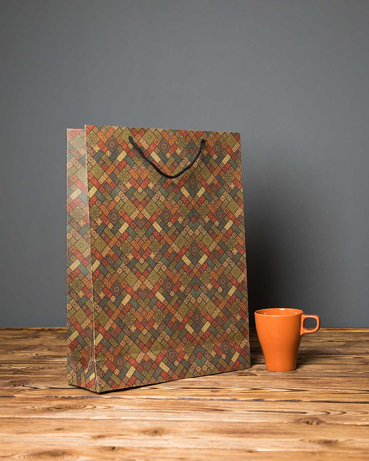 پاکت کادویی بزرگ طرح‌دار لوزی - زیتونی - سایز متوسط