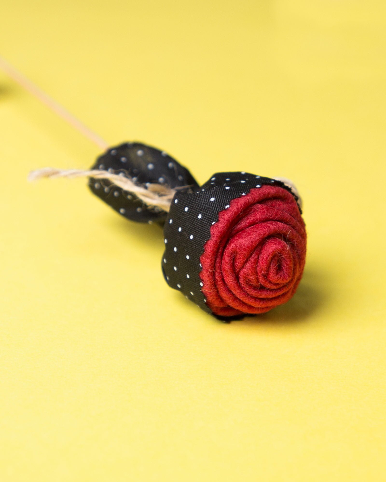 گیفت شاخه گل رز - مشکی - جنس نمدی