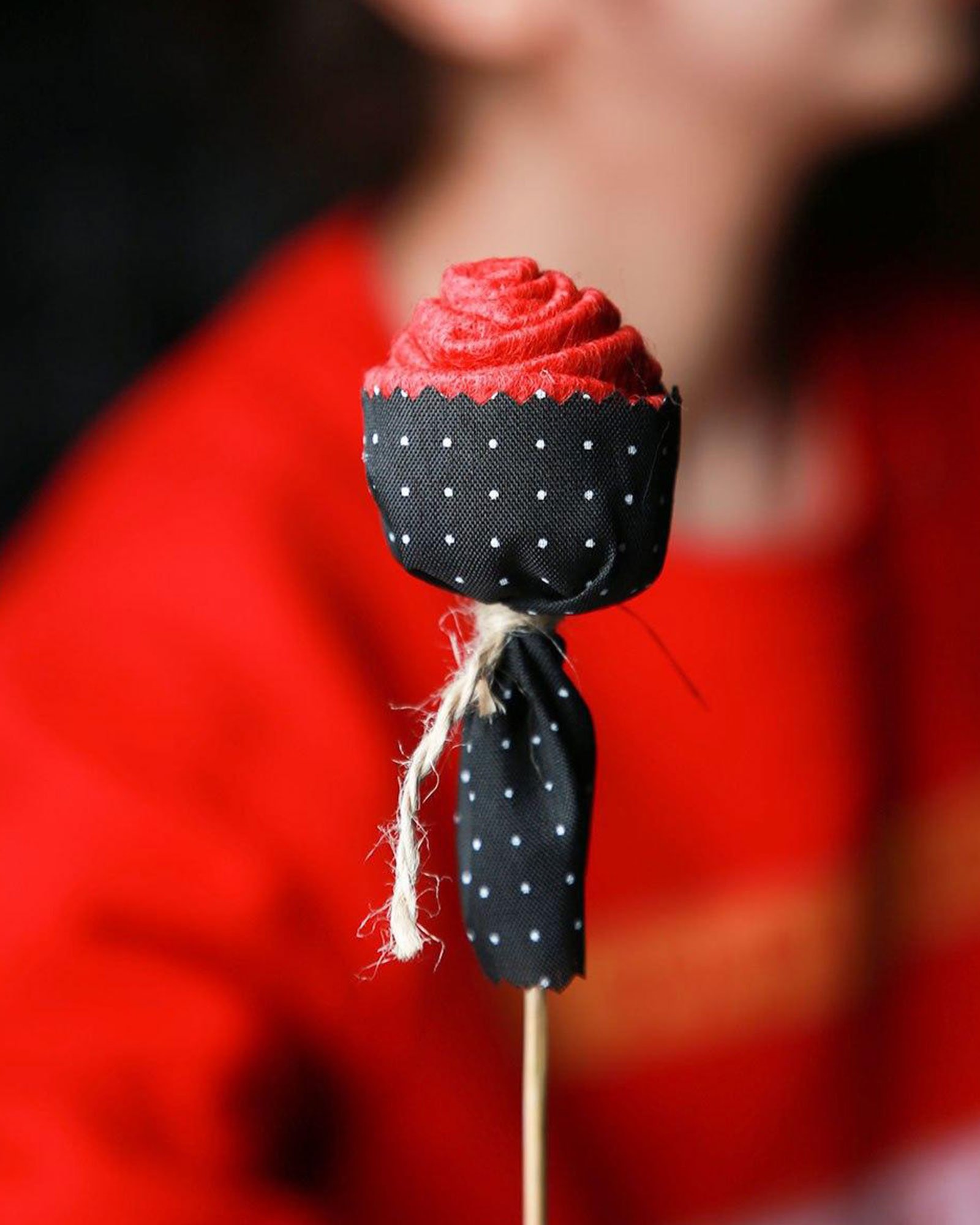 گیفت شاخه گل رز - مشکی - پایه چوبی