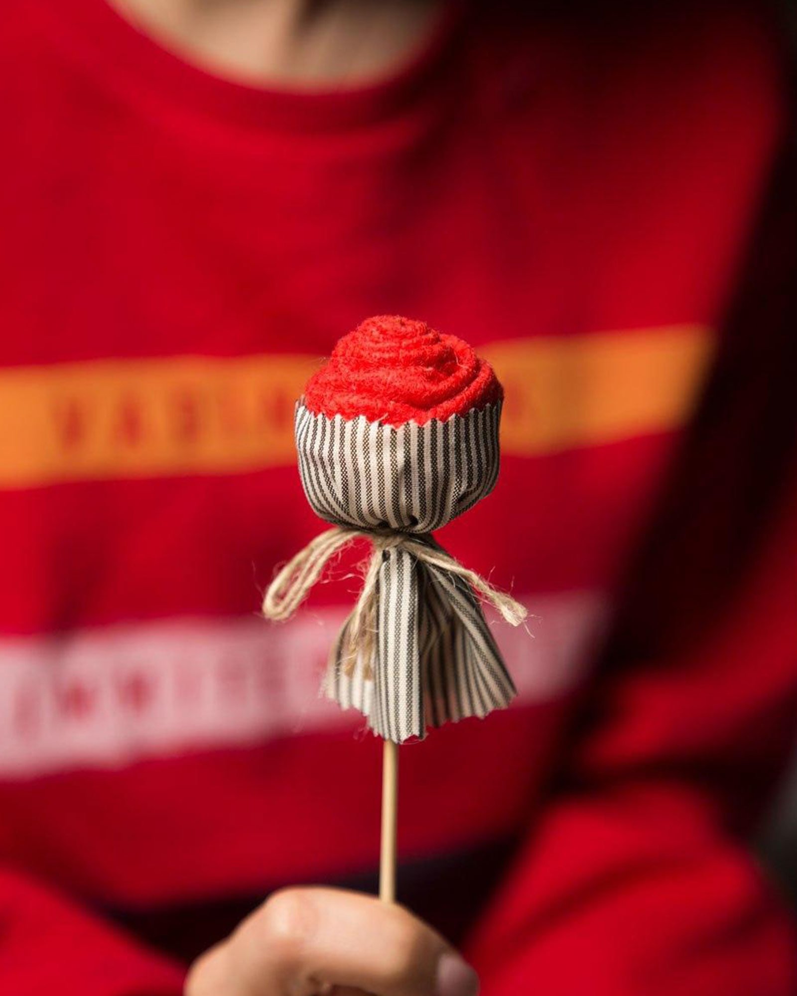 گیفت شاخه گل رز - کرمی - پایه چوبی