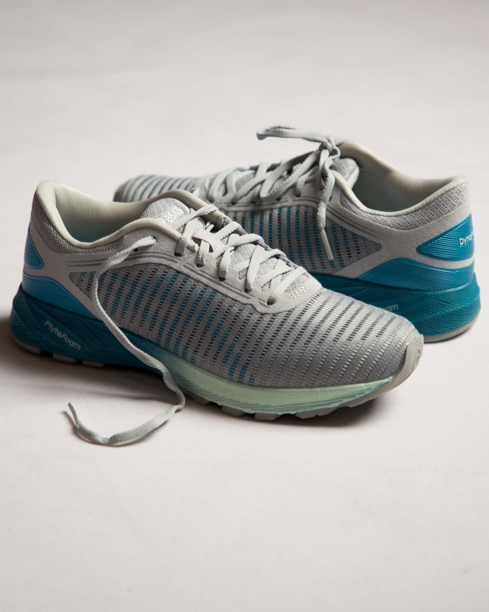 کتونی-اسپرت-زنانه-توری-اسیکس-طوسی-پشت-بیرون-پا