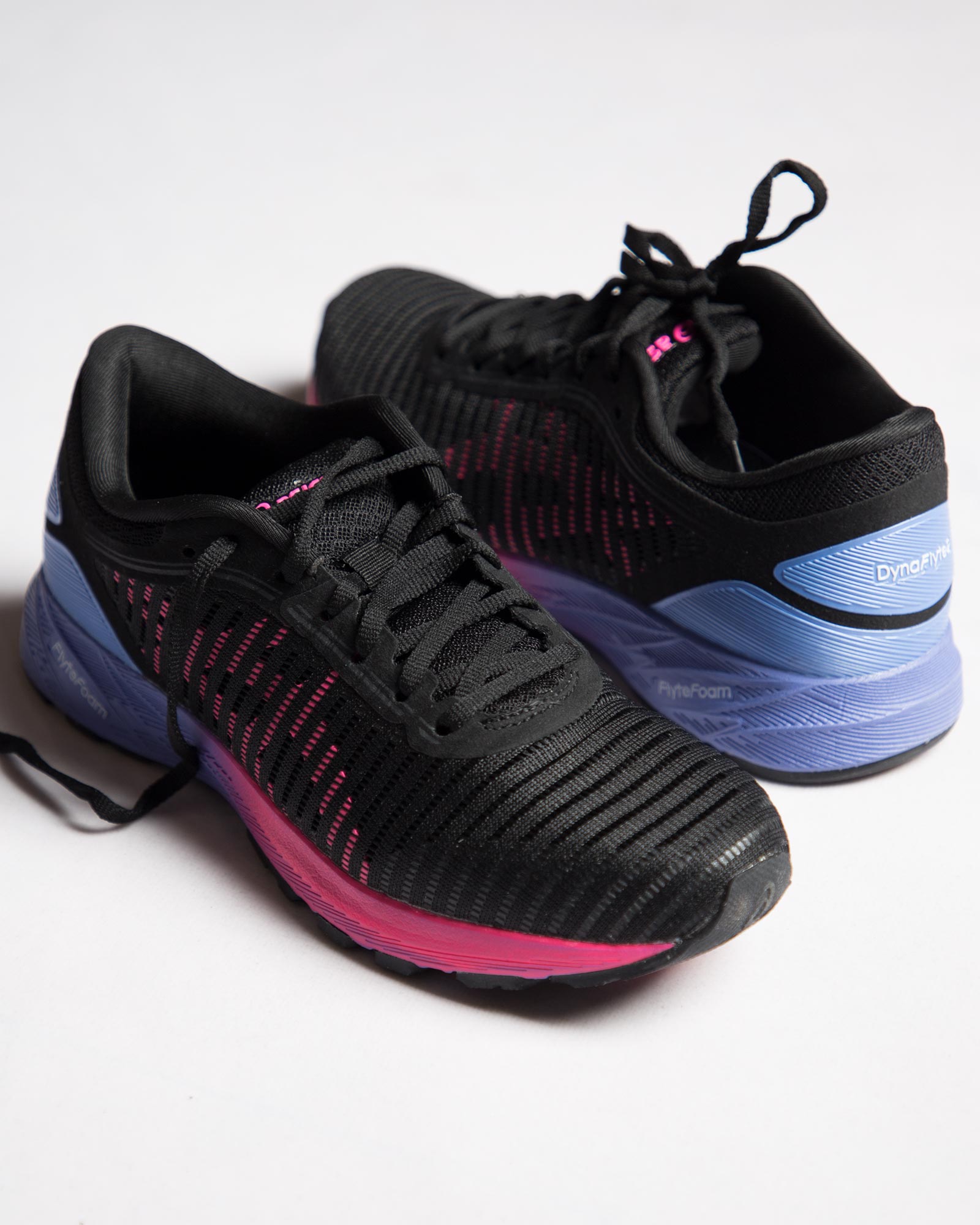 کتونی-اسپرت-زنانه-توری-اسیکس-مشکی-پشت-روبه-رو