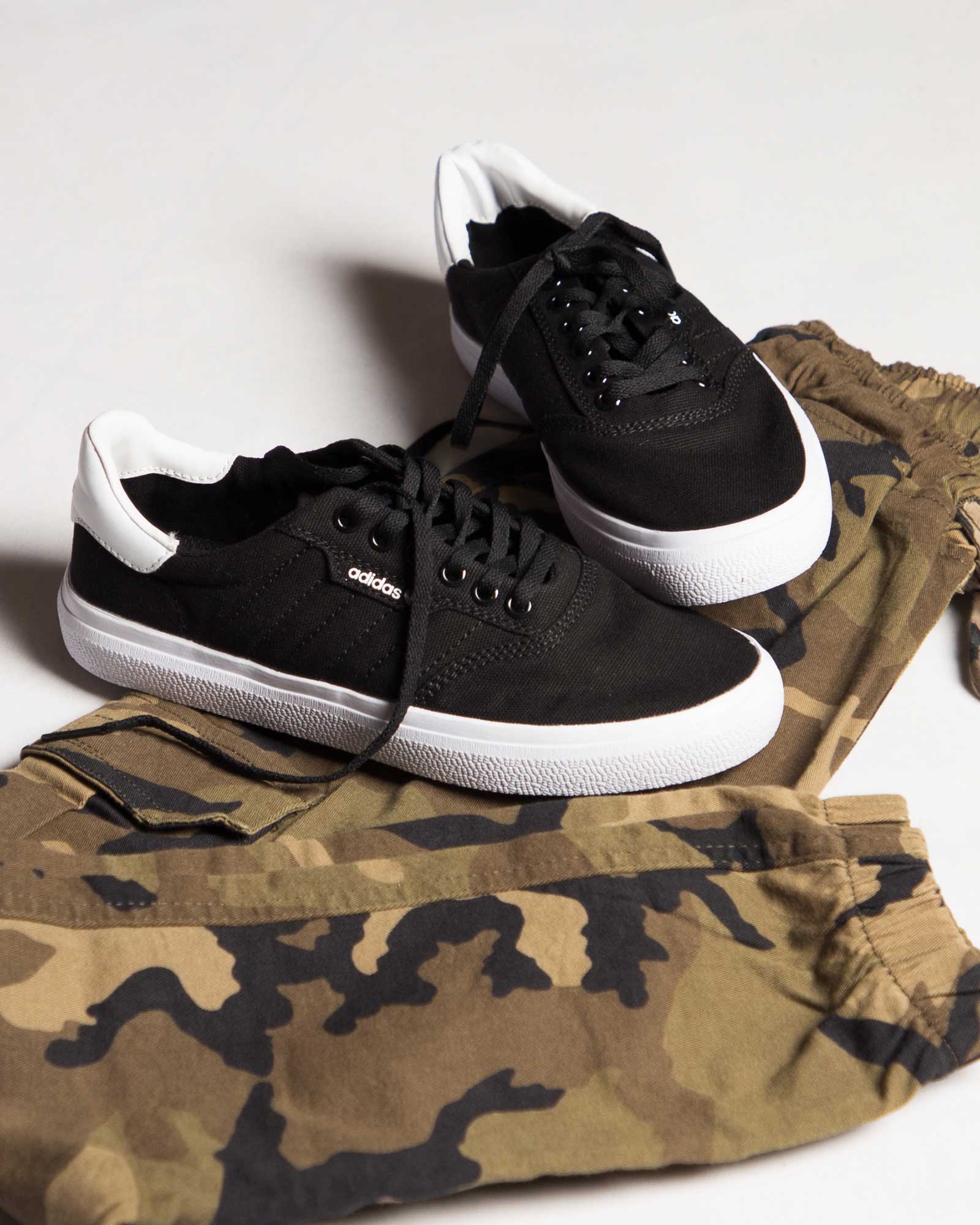 کتونی پارچه ای آدیداس زنانه-مشکی-محیطی