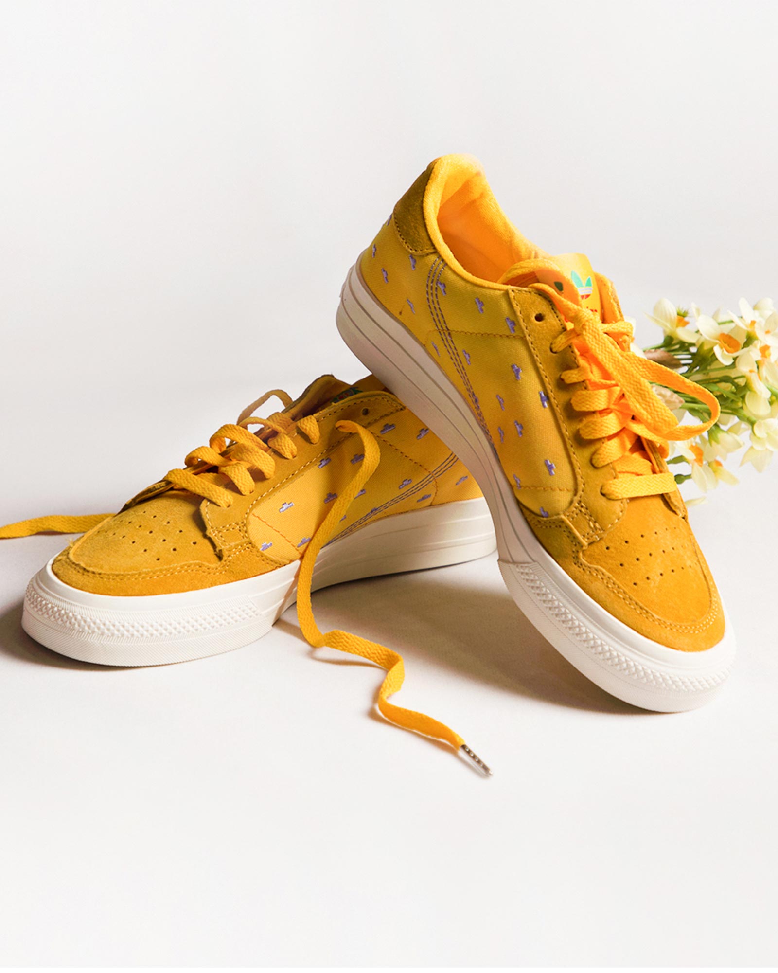 کفش-اسپرت-زنانه-طرح-آدیداس-بغل-روبه-رو