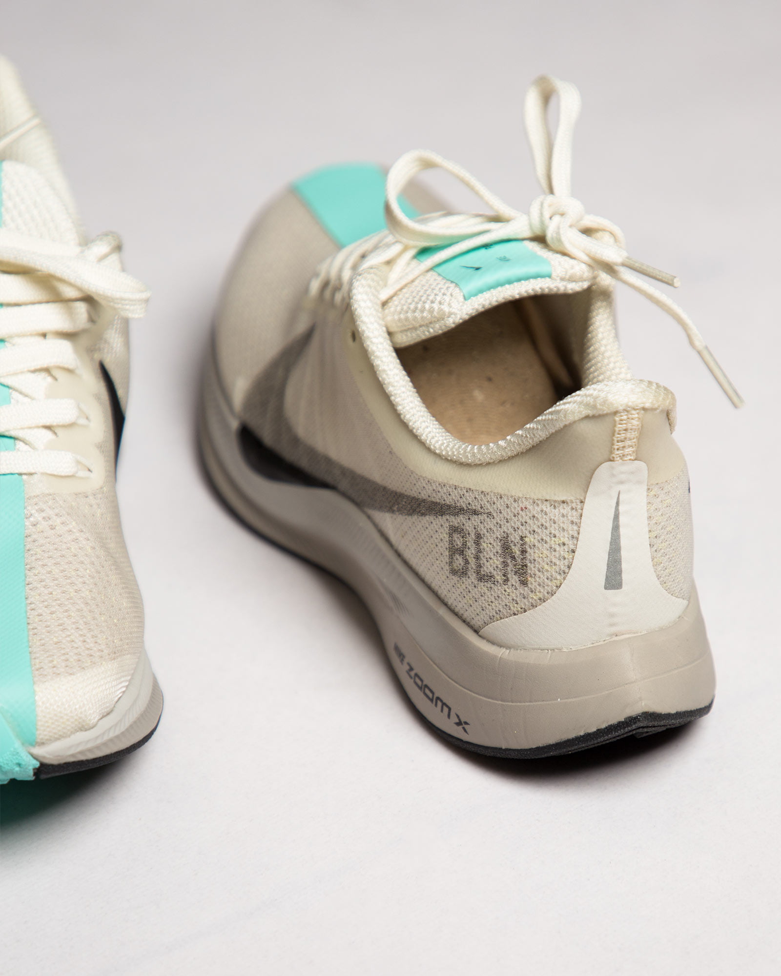 کفش-اسپرت-زنانه-طرح-نایک-شیری-پشت-داخل