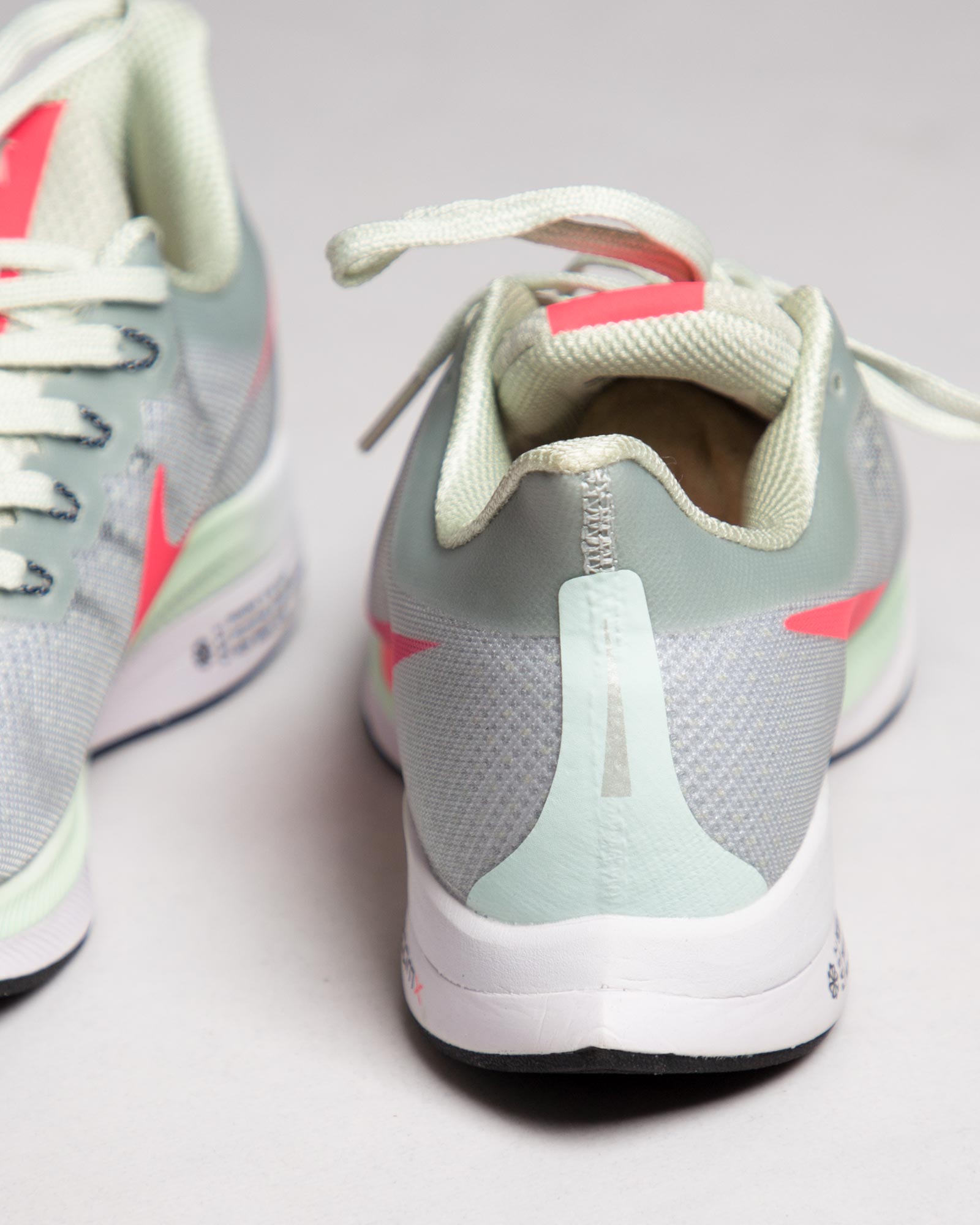 کفش-اسپرت-زنانه-طرح-نایک-طوسی-کمرنگ-پشت-داخل