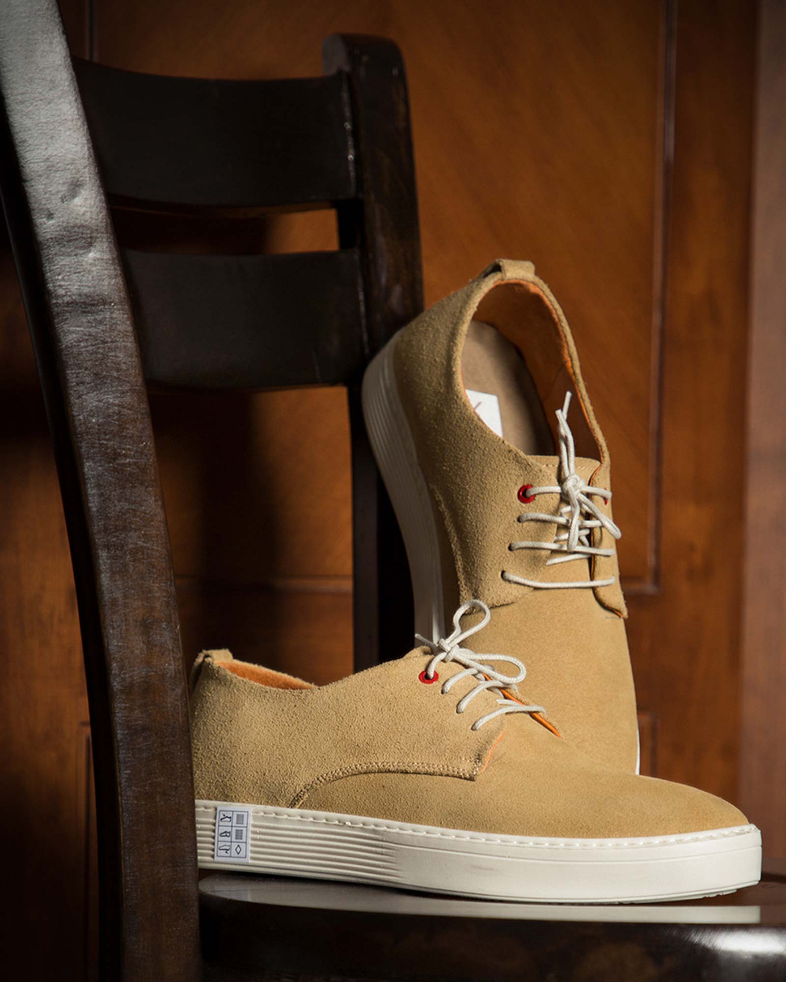 کفش نوبوک مردانه کرمی سیر-محیطی